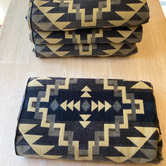 COPY - Gorgeous Alpaca soft blanket. New n… - Picture 2 of 6